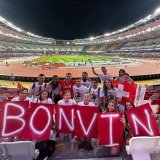 Julien Quennoz (derrière à gauche), Julien Bonvin (en rouge) et les supporters du Sierrois